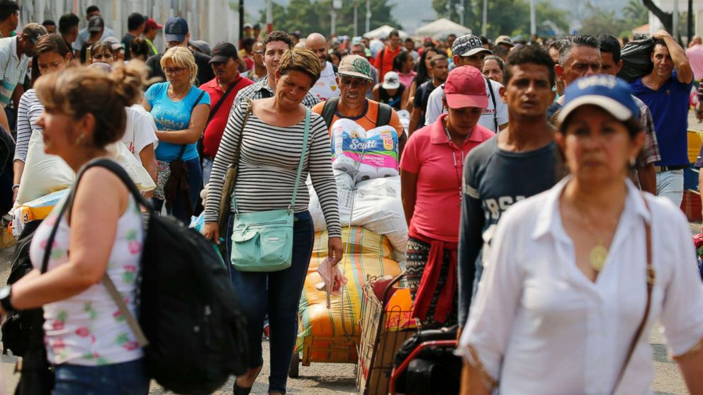 PHOTO: Venezuelans return to their country through the San Antonio del Tachira, Venezuela crossing, after shopping in Cucuta, Colombia, Feb. 8, 2019. 