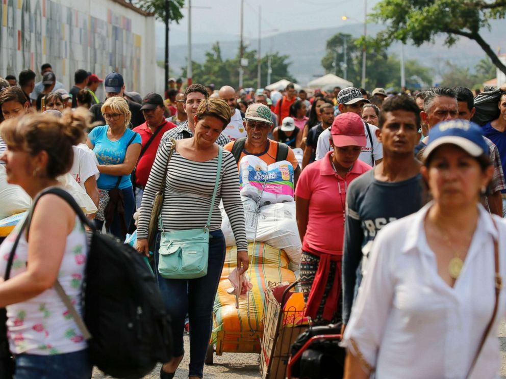 PHOTO: Venezuelans return to their country through the San Antonio del Tachira, Venezuela crossing, after shopping in Cucuta, Colombia, Feb. 8, 2019.
