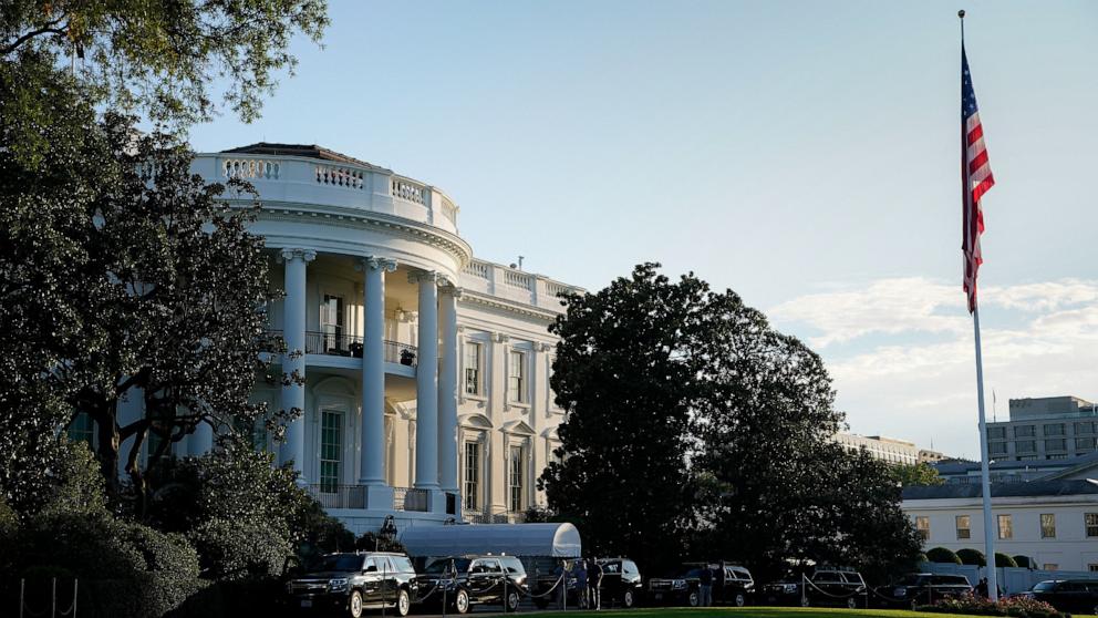 PHOTO: A motorcade is parked outside the White House in Washington, D.C., on Sept. 28, 2025.