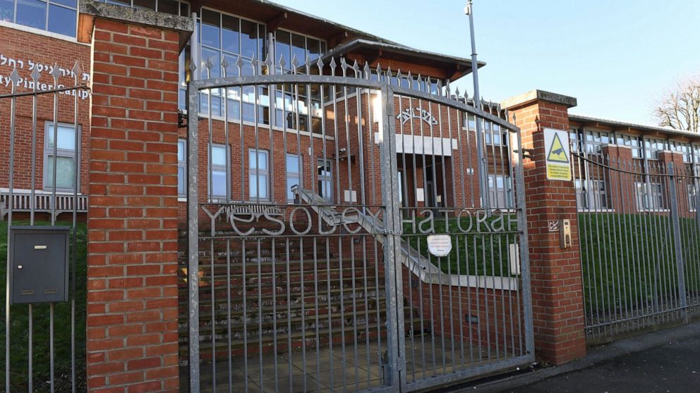 The British police separate the closed wedding with 150 guests