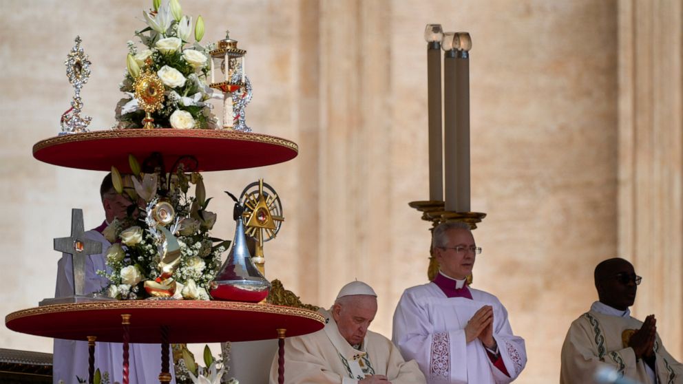 Pope rallies from knee pain to proclaim 10 new saints