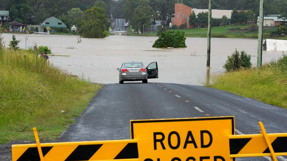 500,000 people on flood alert as rain lashes Sydney