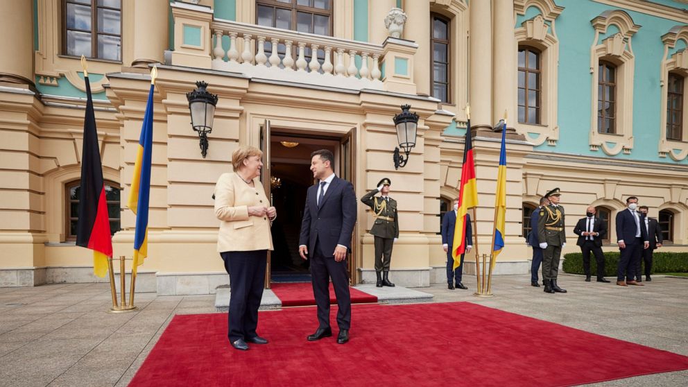 Merkel, Ukrainian leader discuss peace efforts, gas pipeline