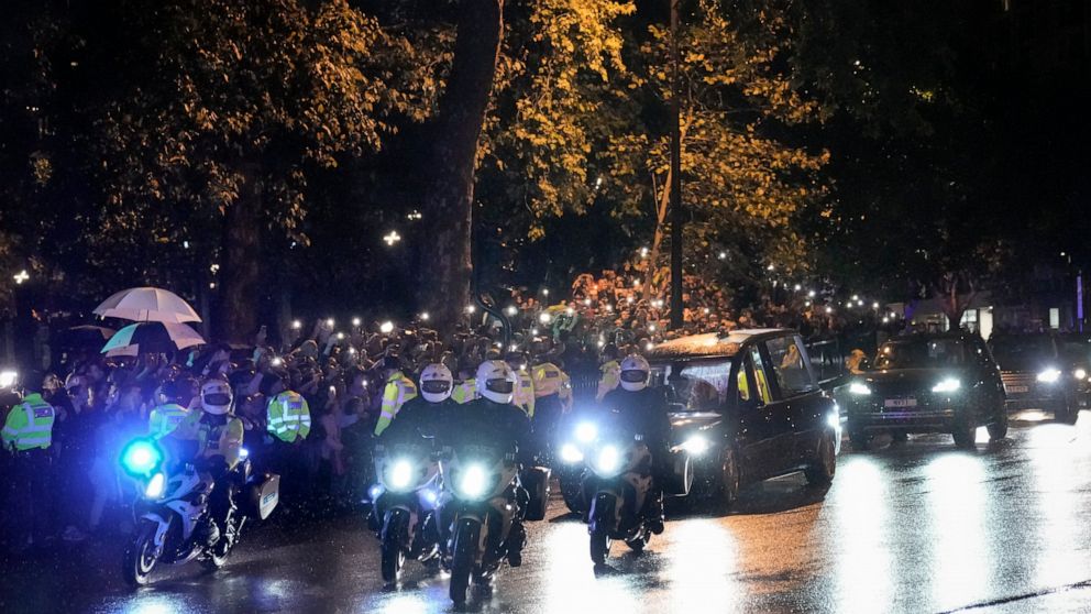 “History”: Thousands come for last glimpse of queen