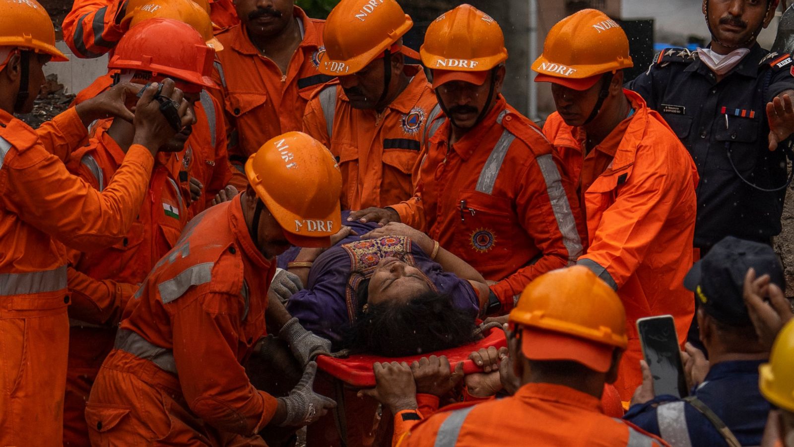 Building collapse kills 3 people in India's Mumbai city - ABC News