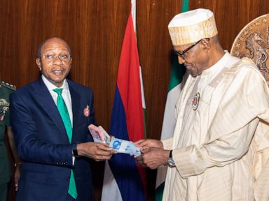Nigeria hopes new currency notes curb inflation, corruption