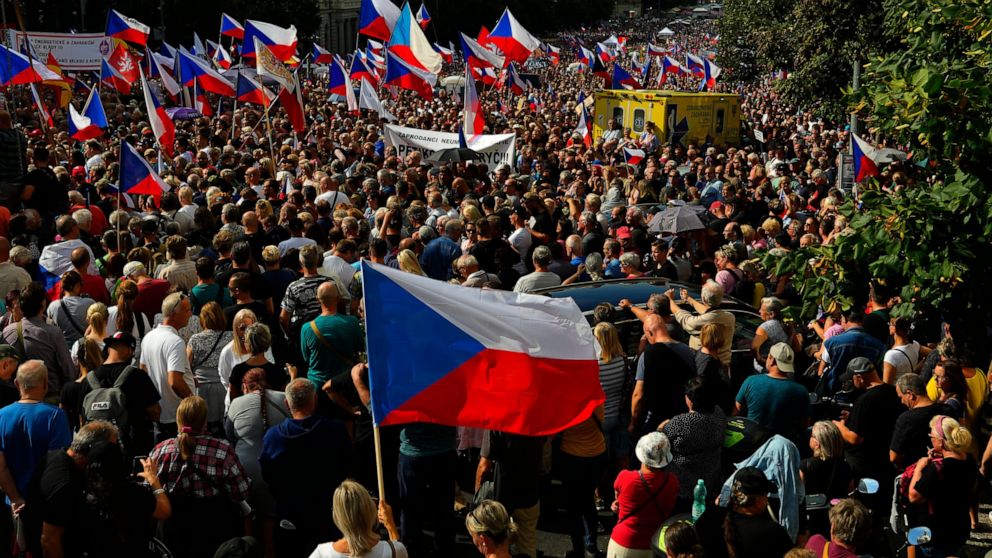 Desetitisíce lidí demonstrují proti české vládě