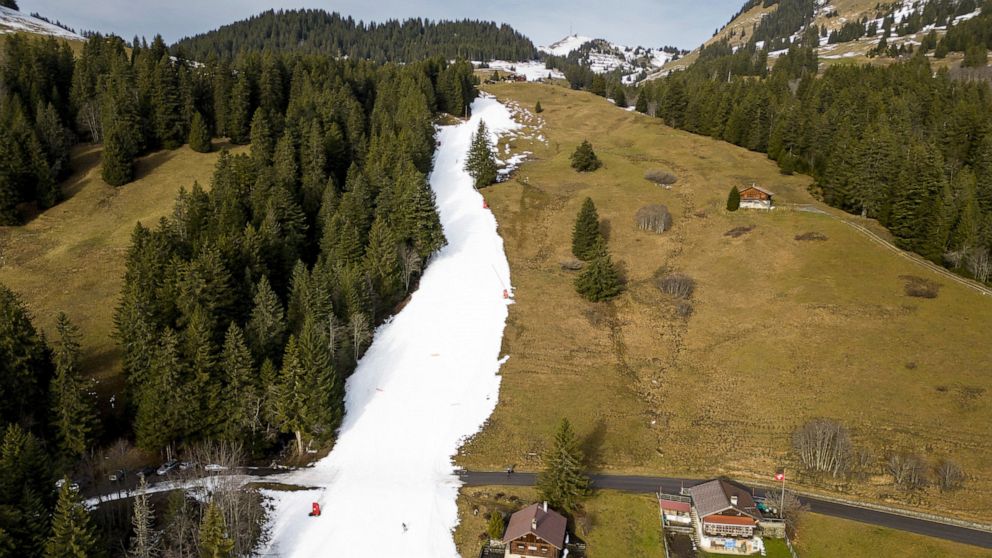 Installeren Mitt Buurt Alpine slopes face snow shortage in unseasonably warm winter - ABC News