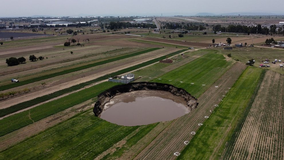 El sumidero de una granja mexicana se traga más tierra y atrapa a 2 perros