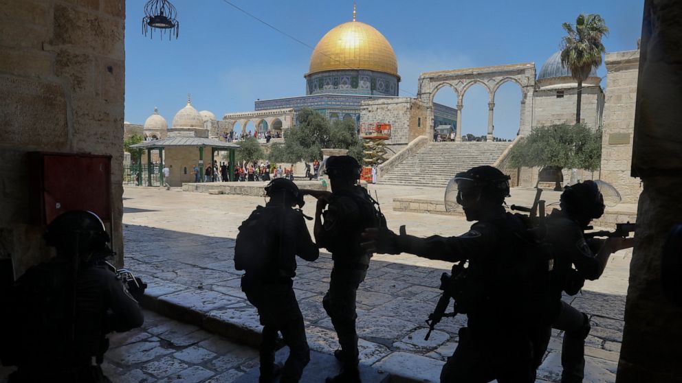 Palestinians, settlers clash in tense Jerusalem neighborhood