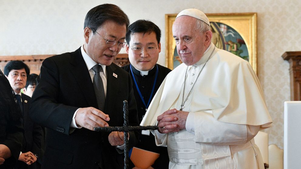 Moon tells pope a visit to North would help peace in Koreas