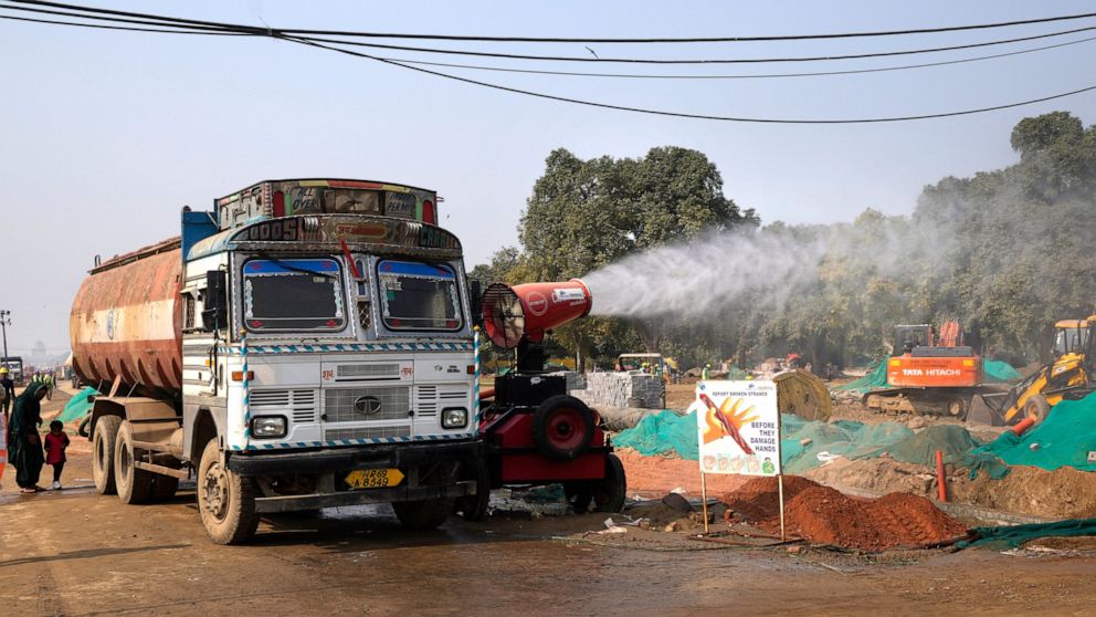 New Delhi's air still 'very poor' despite emergency measures