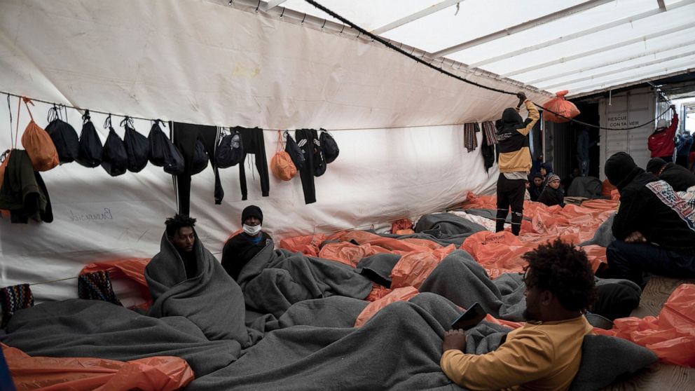 1.100 migrantes varados mientras Italia cierra puertos para rescatar barcos