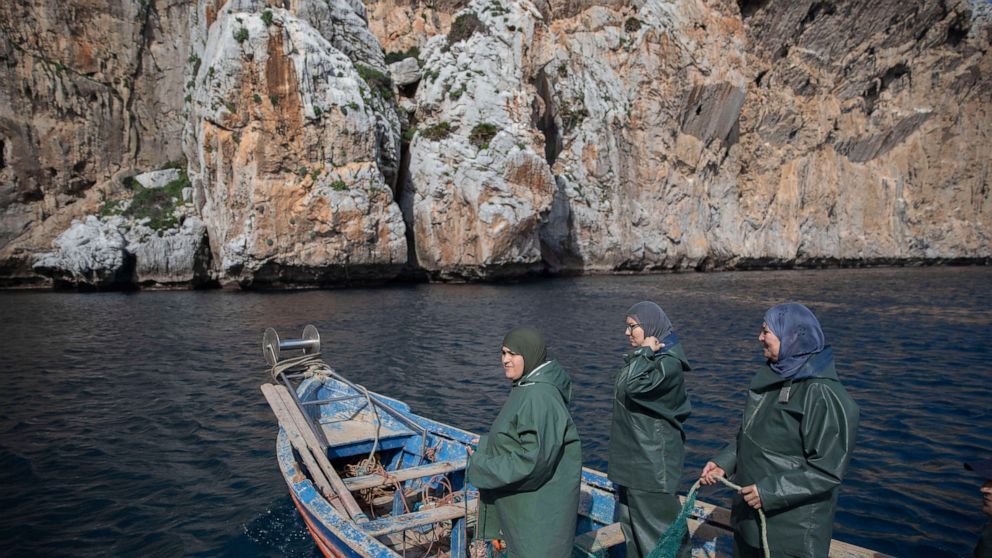 AP PHOTOS: Moroccan fisherwomen venture into man's realm thumbnail