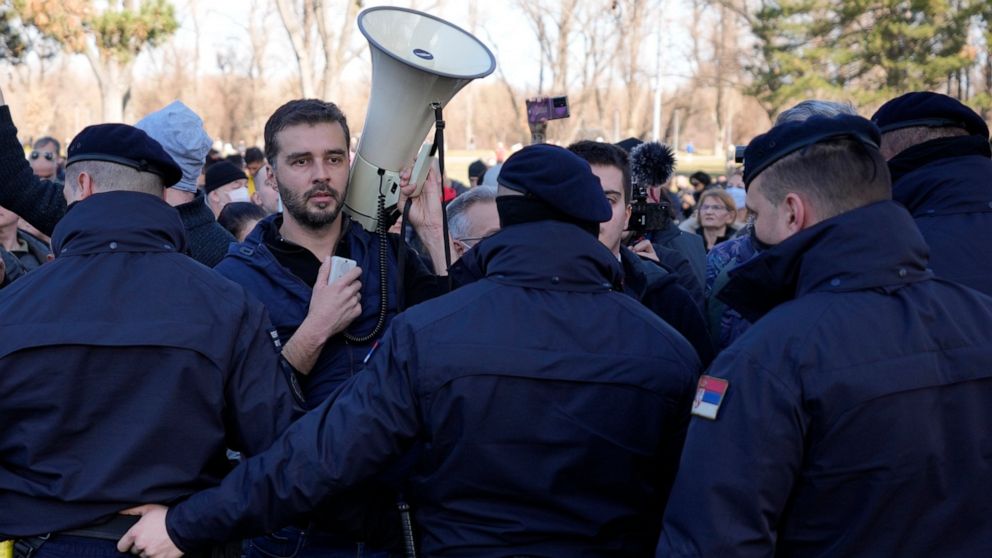 Serbia: Protesters block roads near Statehood Day ceremony