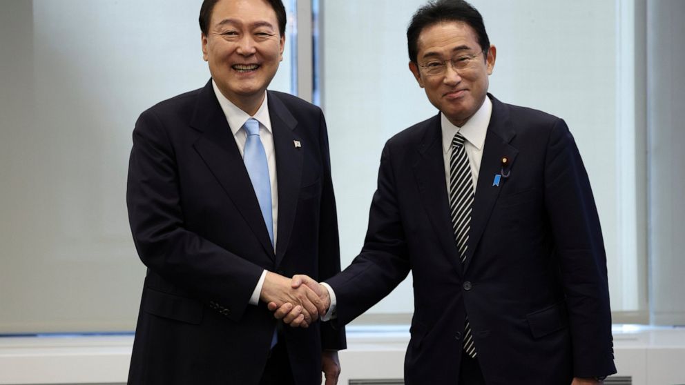 Leaders of S. Korea, Japan agree to strive to improve ties