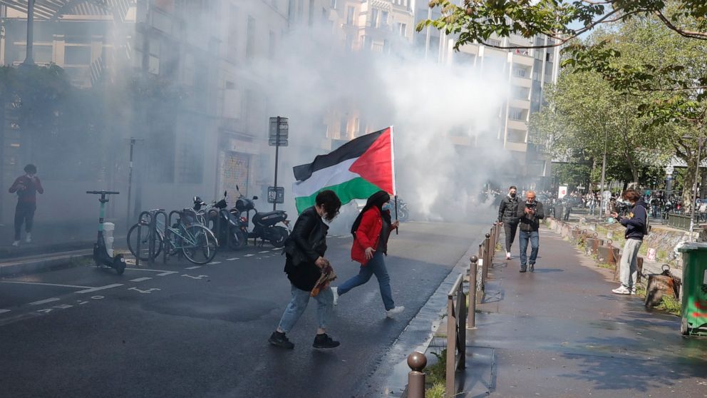 Palestinian march in Paris defies ban, is met by tear gas