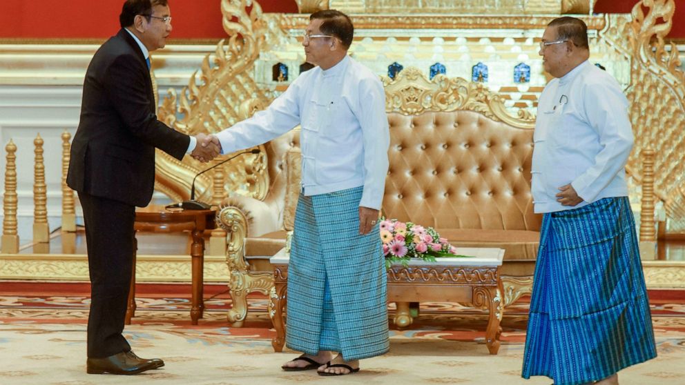 中国最高外交官在反对派抗议中访问缅甸