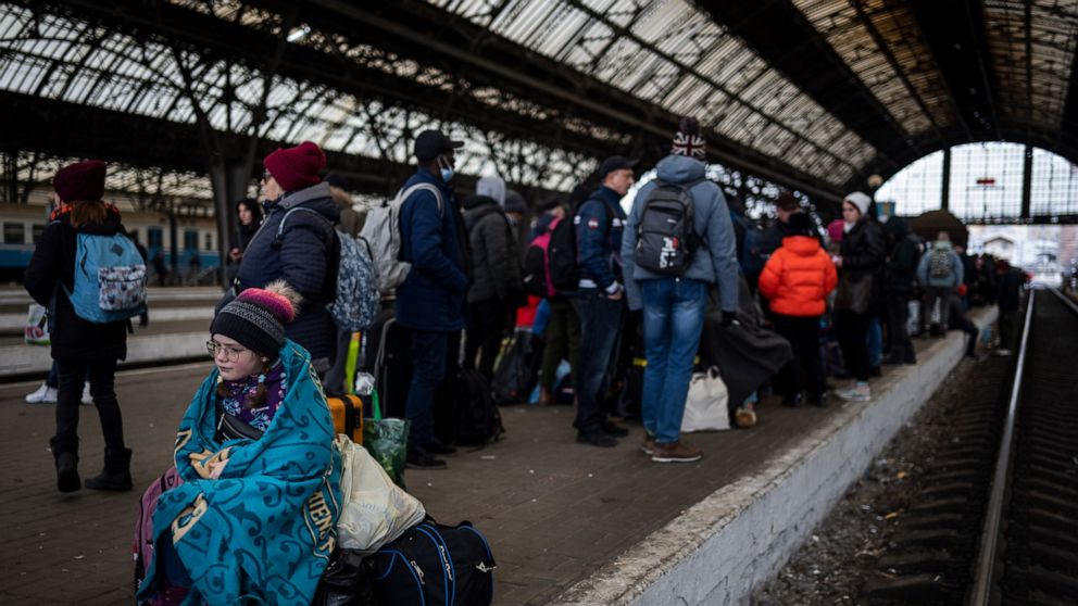 AP PHOTOS: Exit out of Ukraine: escape by foot, train, car