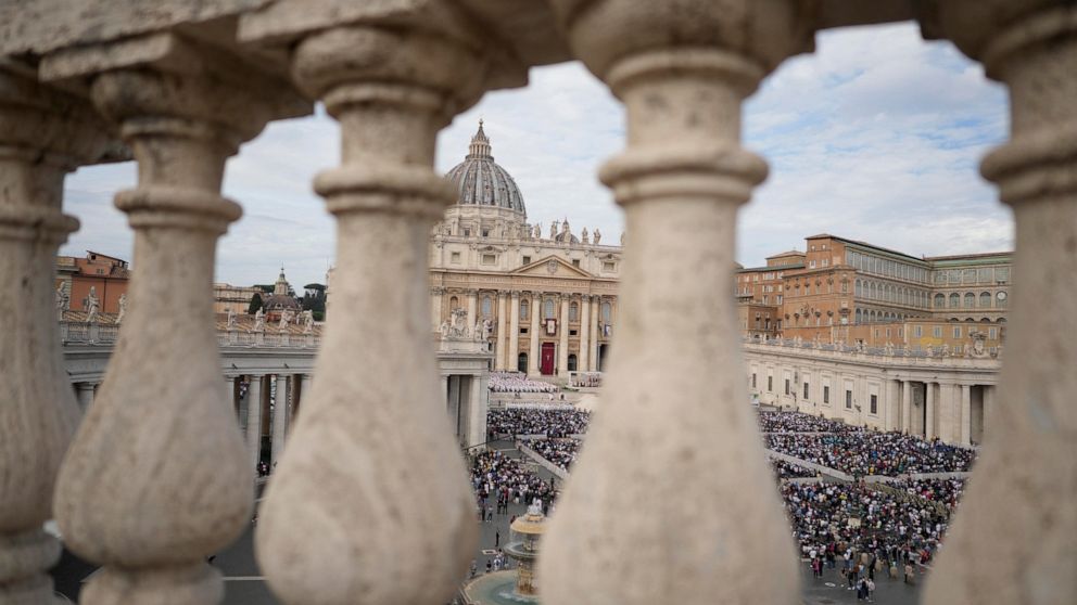El Papa condena el trato a los inmigrantes cuando dos italianos se convierten en santos