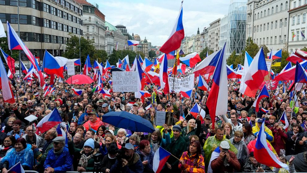 Tisíce lidí se scházejí, aby požadovaly demisi české vlády