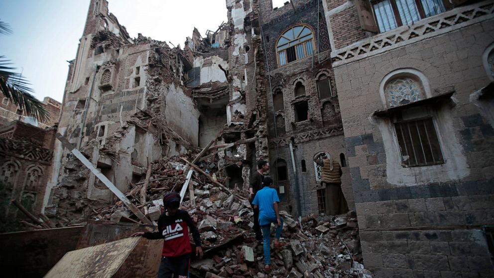 Yemeni people inspect a rains-collapsed UNESCO-listed building in the old city of Sanaa, Yemen, Wednesday, Aug 10, 2022. (AP Photo/Hani Mohammed)