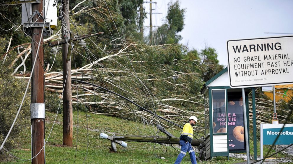 Wild wind and flooding rain lash southeast Australian state