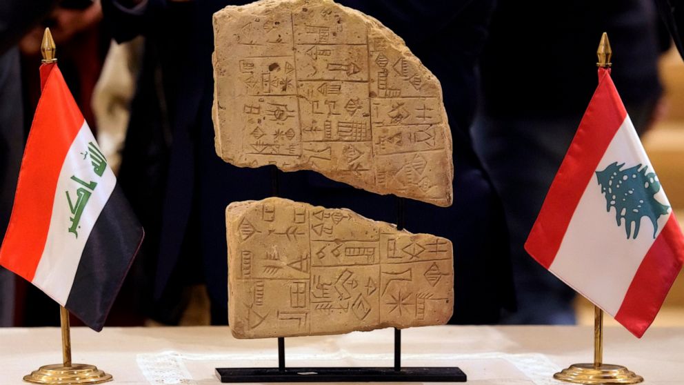 Lebanon returns 337 artifacts of different eras to Iraq