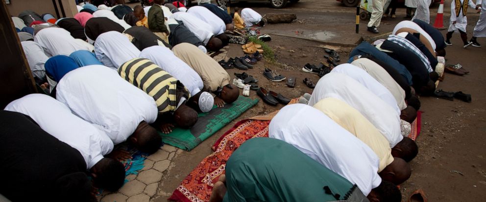 Faithful Muslims around the world begin celebrating Eid 
