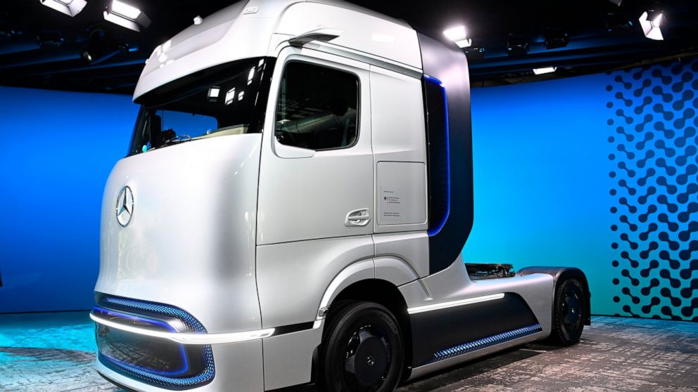 Daimler Truck to shift spending to battery, hydrogen rigs