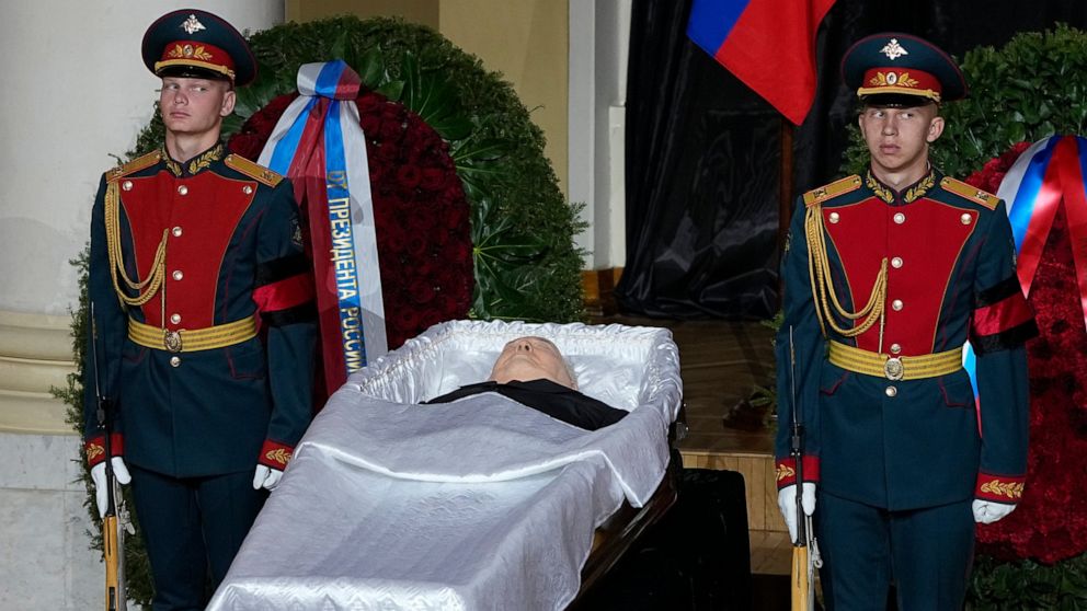 Gorbačovs tika apbedīts Maskavā bērēs, no kurām Putins atteicās