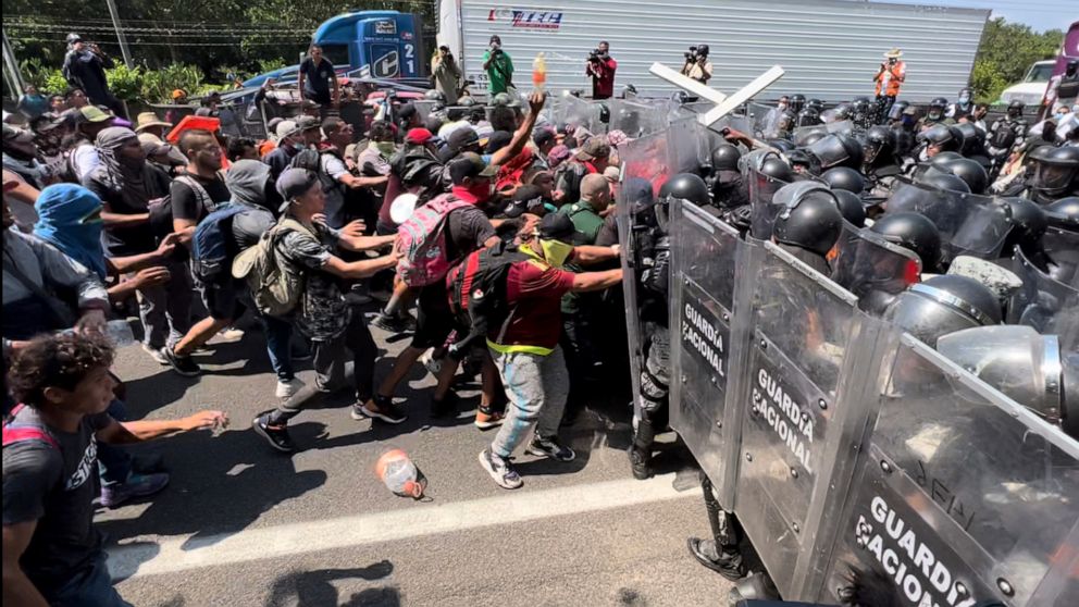 Migrantes marchan por el sur de México mientras EE.UU. levanta prohibición por COVID