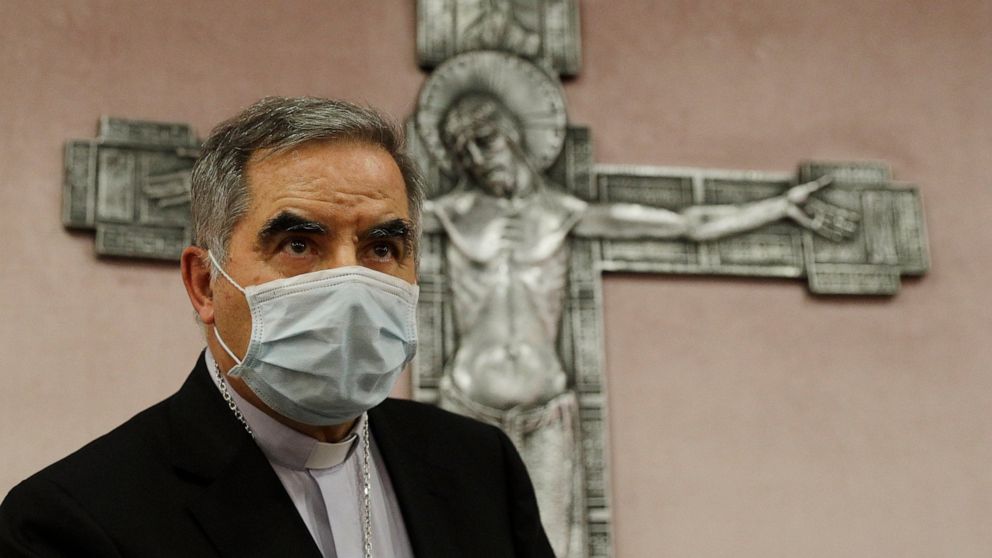 ARCHIVO - En esta fotografía de archivo del viernes 25 de septiembre de 2020, el cardenal Angelo Becciu habla con periodistas durante una conferencia de prensa en Roma. Los abogados defensores están cuestionando la legitimidad misma del tribunal del Vaticano donde 10 personas están siendo juzgadas, incluido Becci.