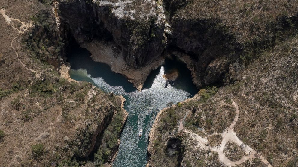 Uolos siena krenta ant baržų Brazilijos ežere;  5 mirti