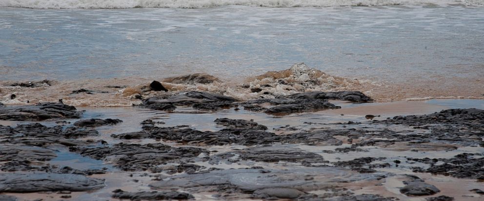 992px x 413px - Mysterious oil spill reaches beach in major Brazilian city ...