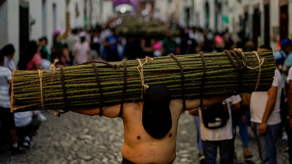 Crowds return to Mexico City re-enactment of crucifixion