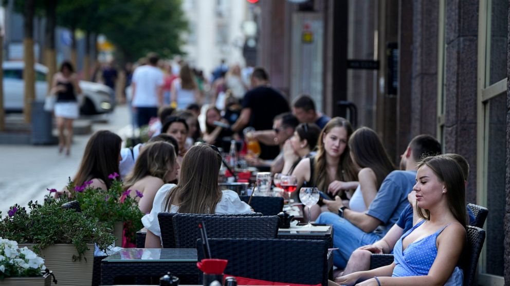 Moscow lifts dining restrictions; Russia hits record deaths