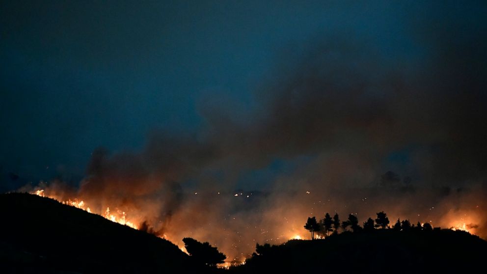 Thousands more flee fires outside Athens amid heat wave