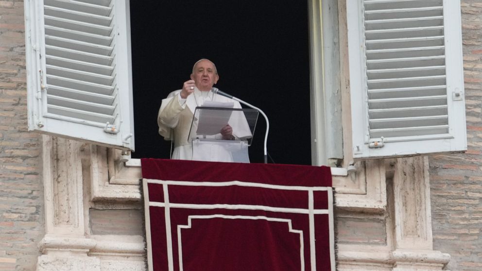 Pope hails health care workers as heroes for COVID service