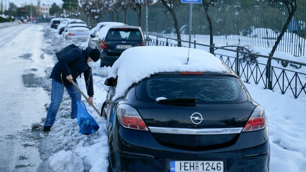 Greek army helps remove vehicles on snow-plagued tollway