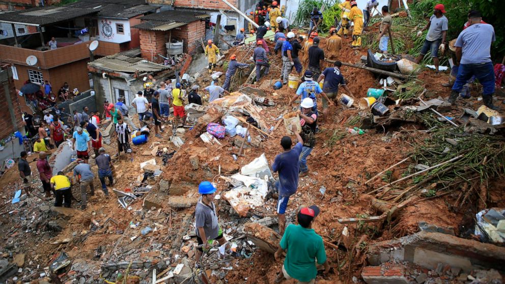 Feuerwehrleute und Anwohner suchen in Franco da Rocha, Bundesstaat Sao Paulo, Brasilien, Sonntag, 30. Januar 2022, nach Opfern in der Nähe von Häusern, die durch einen Erdrutsch zerstört wurden. Mindestens 19 Menschen sind in Städten im Landesinneren von Brasiliens größtem Bundesstaat gestorben.