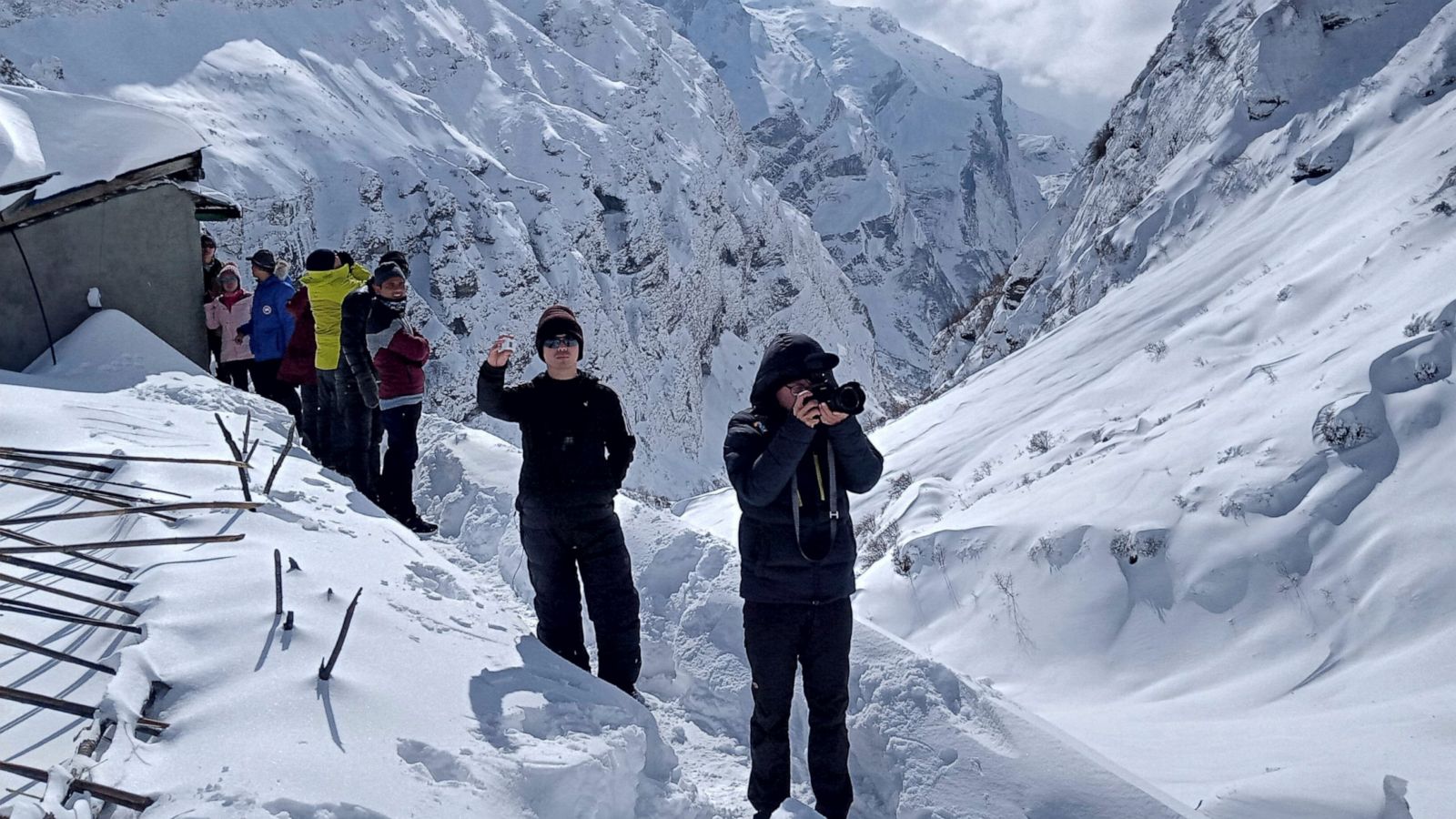 Avalanche strikes popular slope at Swiss resort