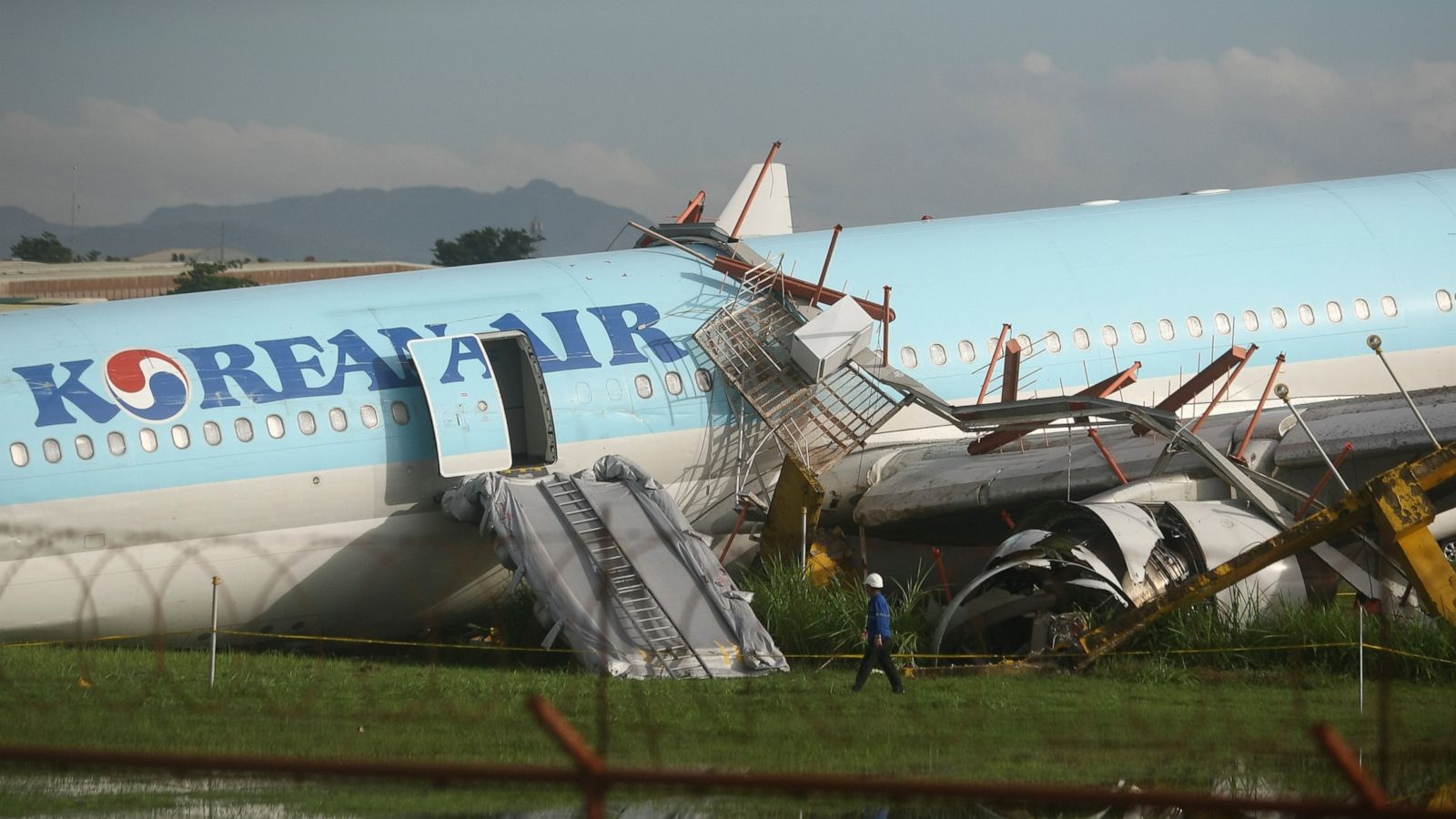 Korean Air plane overshoots runway, shuts Philippine airport - ABC News