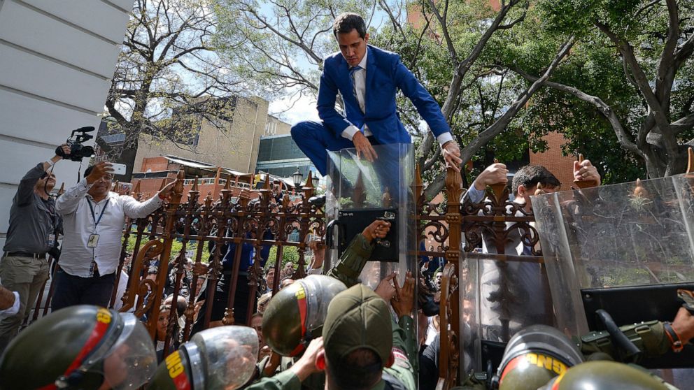 Fence Scaling Venezuela Opposition Leader Rekindles His Mojo Abc Fence Scaling Venezuela Opposition Leader Rekindles His Mojo Abc