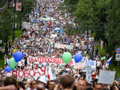Massive protest against governor's arrest challenges Kremlin