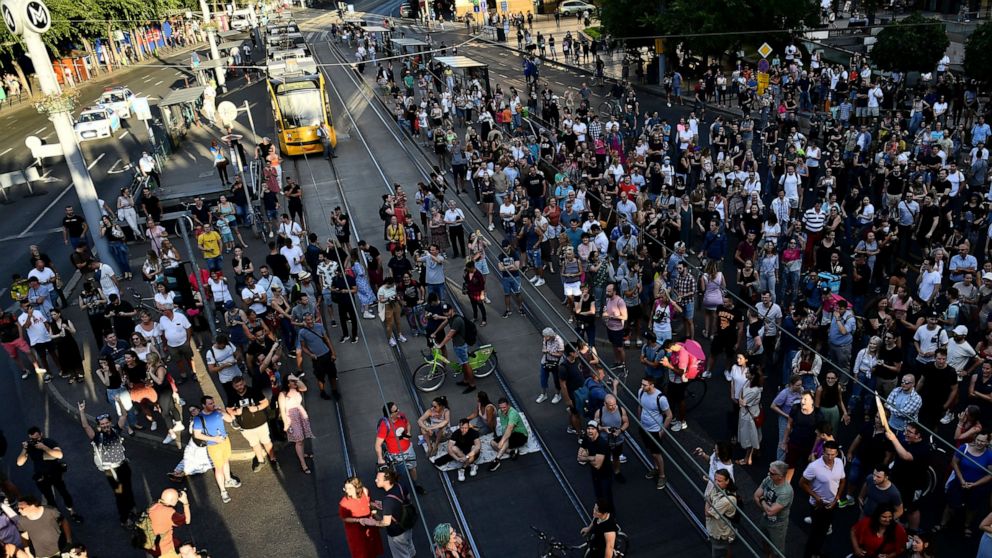 A magyar munkavállalók az úton tiltakoznak az adótörvény ellen
