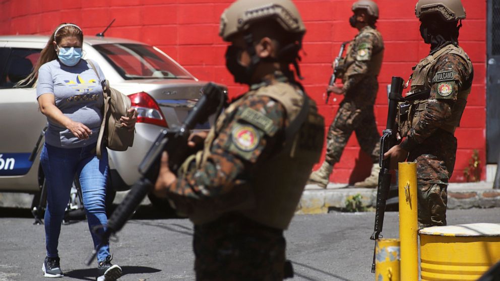 El Salvador Arrests More Than 1,000 Gang Suspects, Orders Food Reductions for Inmates