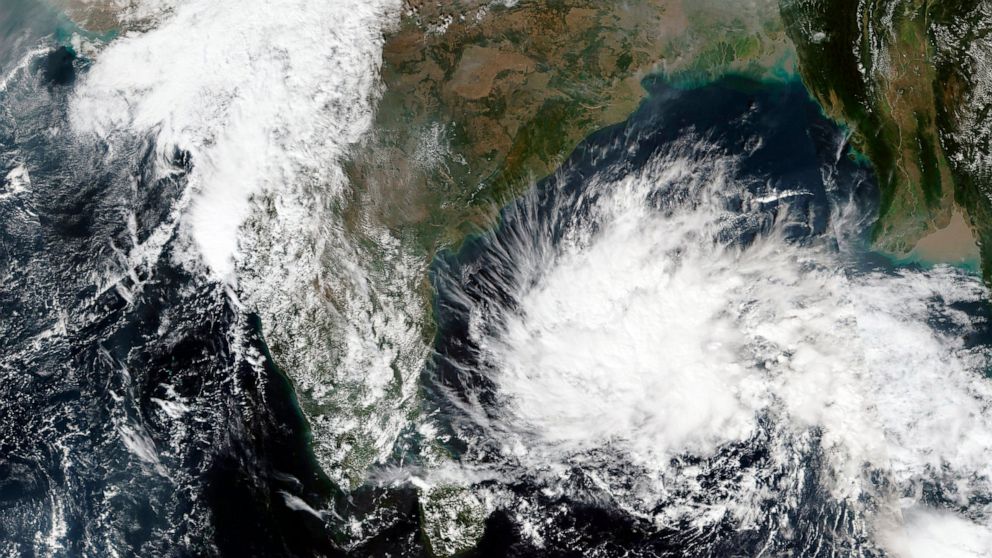 Storm weakens after heavy rain, evacuation in southern India