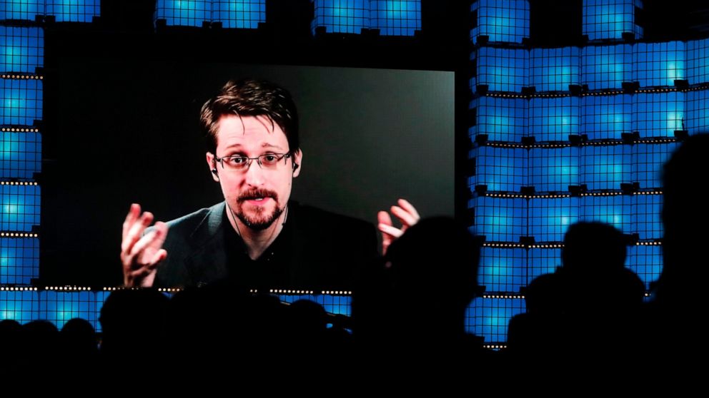 Snowden receives Russian passport takes citizenship oath