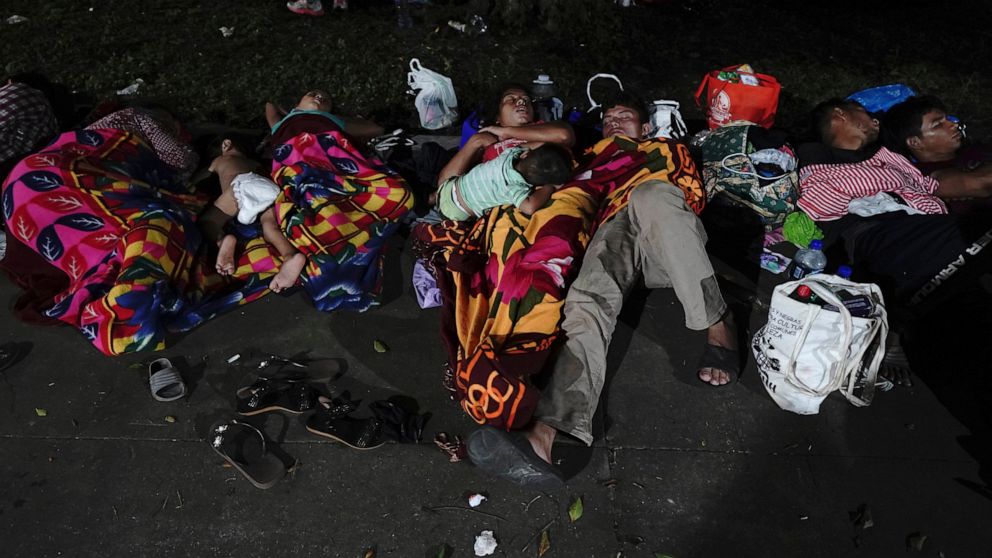2,000 migrants continue walk through southern Mexico